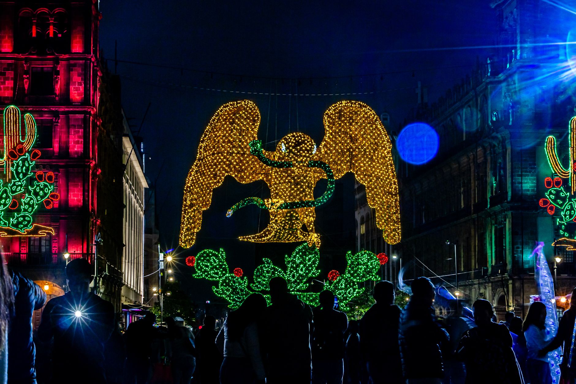 Ángel iluminado en exhibición navideña - Alumbrados navideños de Medellín