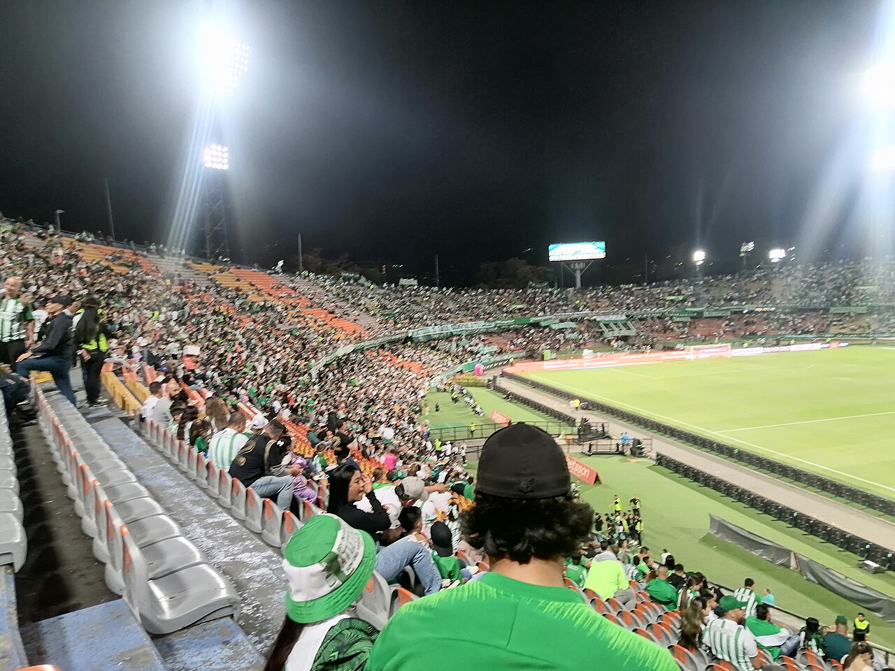 Hinchas en la tribuna sur del Estadio Atanasio Girardot