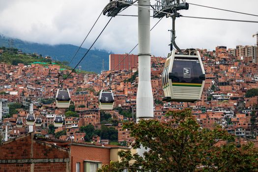 Vista de los teleféricos del Metrocable sobre las colinas de Medellín