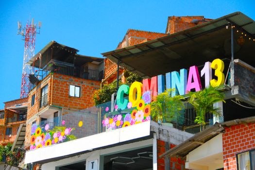 Arte callejero colorido en las escaleras de la Comuna 13 en Medellín
