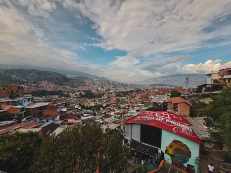 Edificios modernos en el paisaje urbano de Medellín