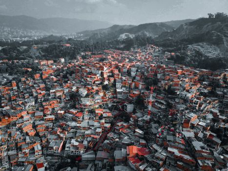 Vista aérea de Medellín con casas coloridas en las laderas