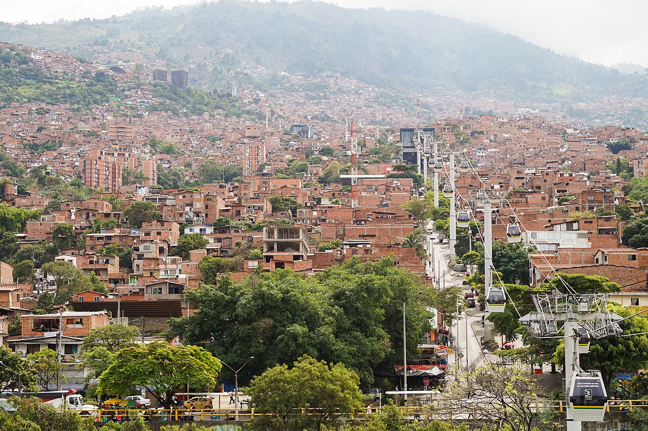 Metrocable Line K cabins over the Santo Domingo Savio neighbourhood