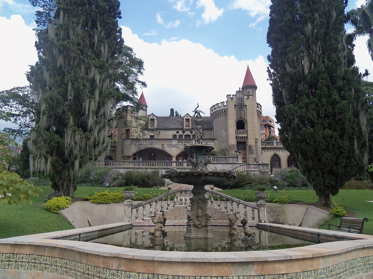 Fachada del Museo El Castillo con su fuente y jardines
