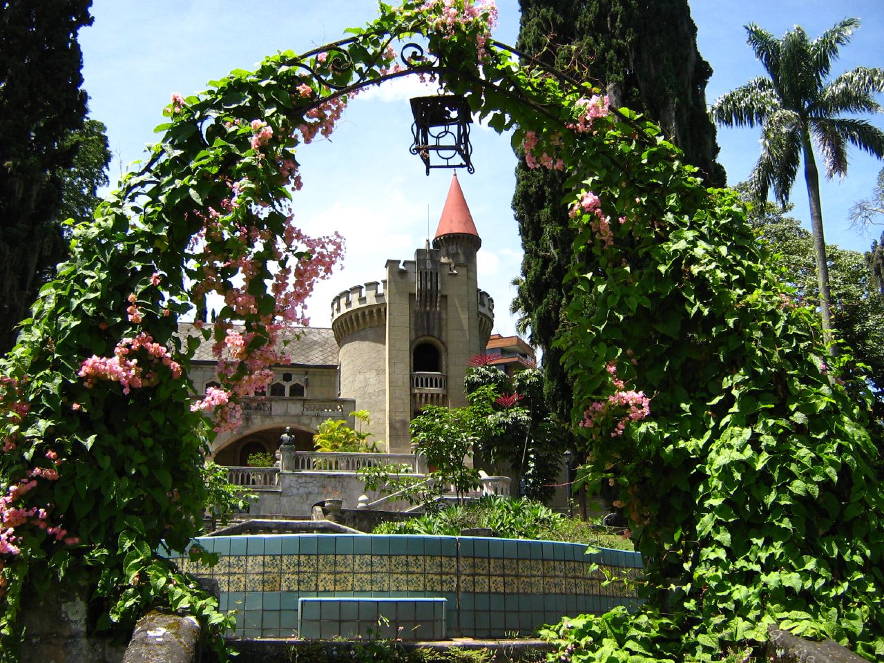 Vista del Museo El Castillo de Medellín entre los jardines