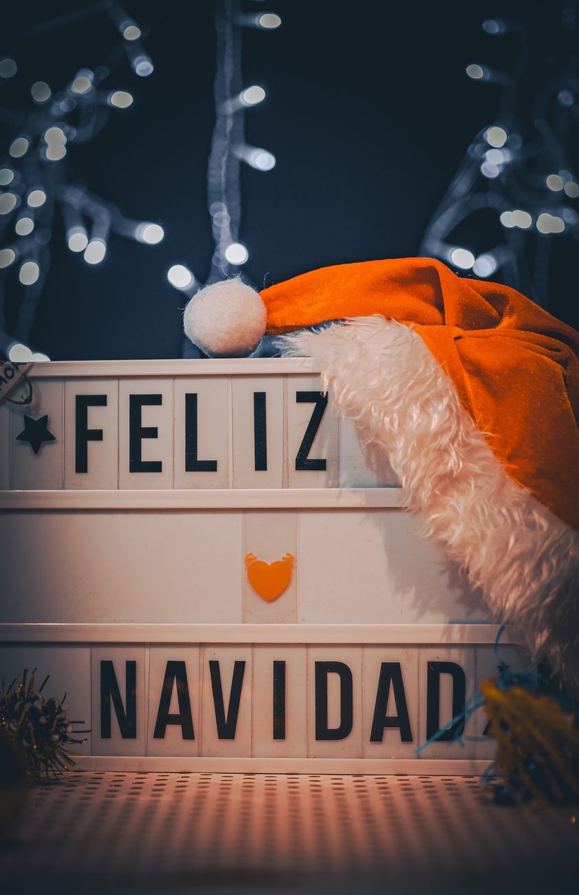 Decoración navideña con letrero Feliz Navidad y gorro de Santa Claus - Navidad en Medellín