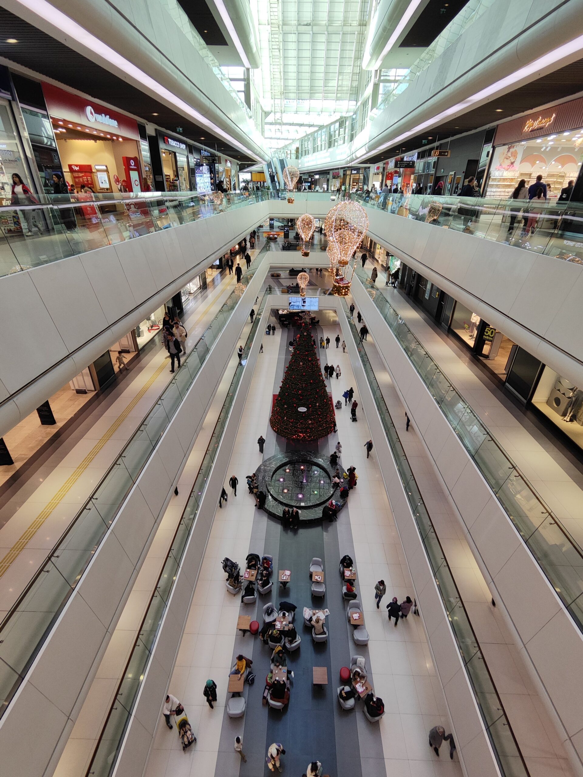 Personas comprando en centro comercial Medellín
