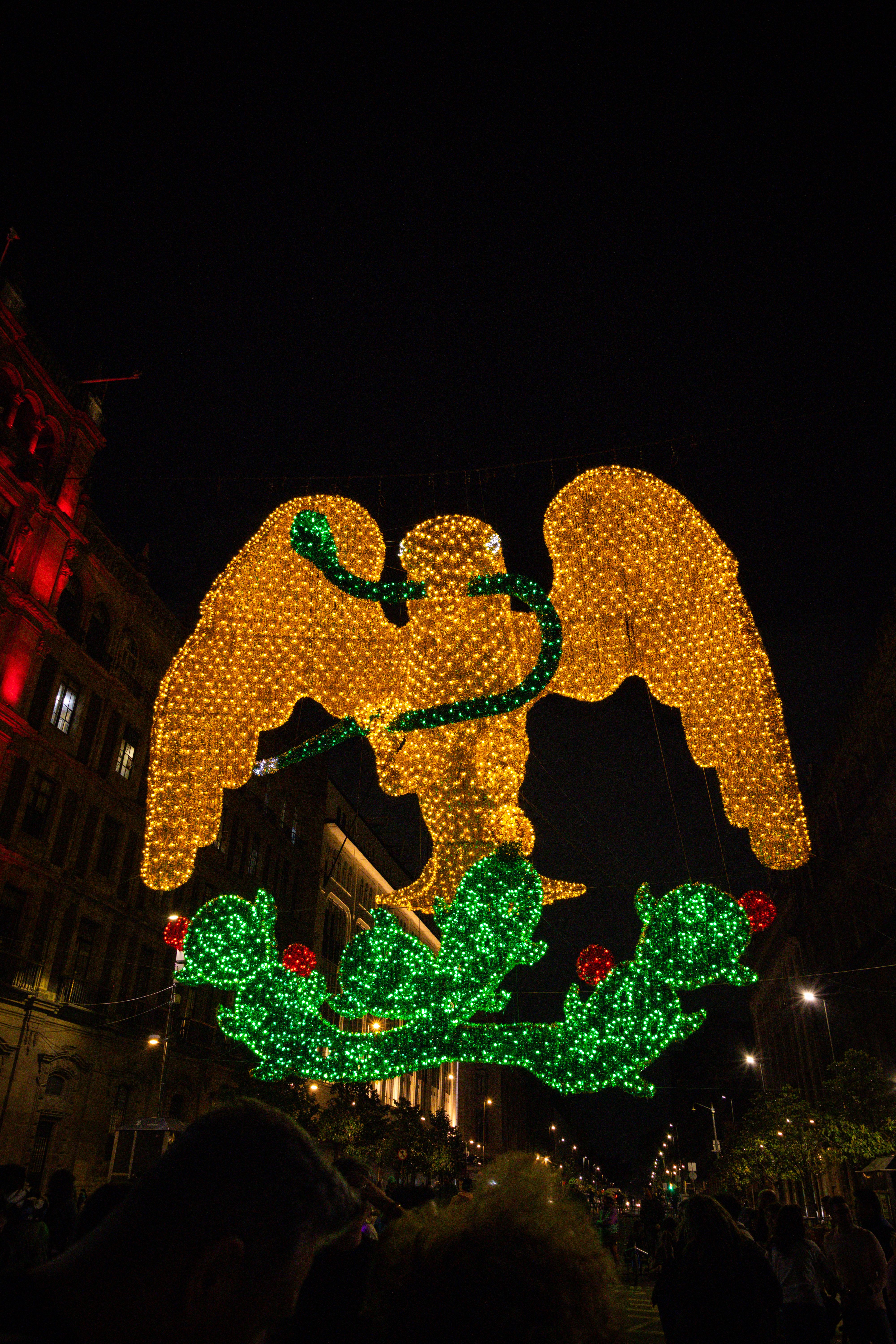 Espectacular figura de águila iluminada en exhibición navideña de alumbrados