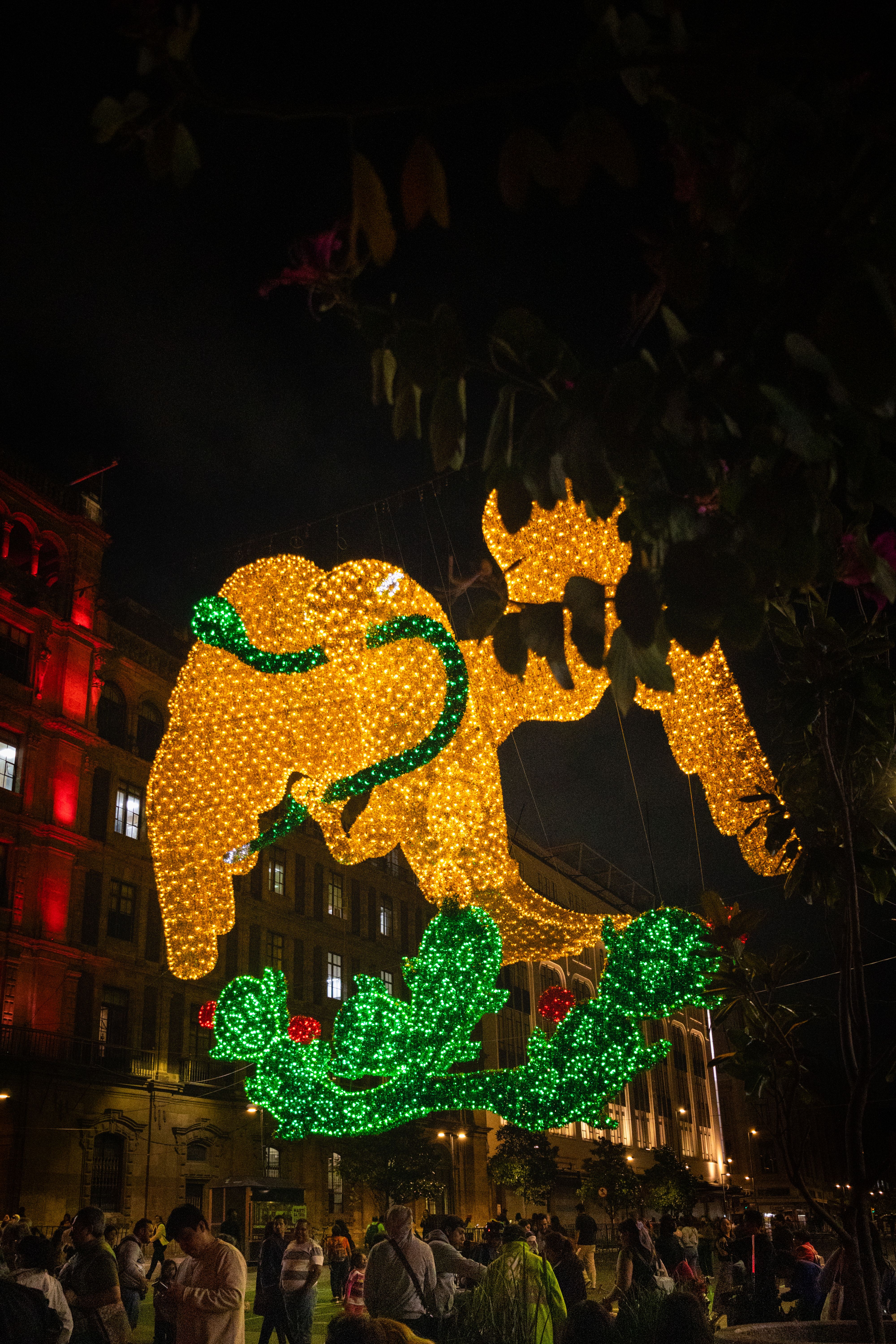 Luces navideñas brillantes iluminan una calle de la ciudad durante los alumbrados