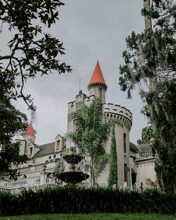 Museo El Castillo rodeado de jardines en Medellín