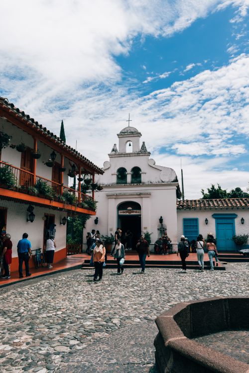 Pueblito Paisa Medellín visitantes explorando