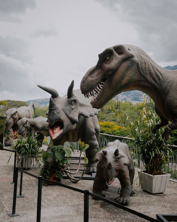 Esculturas de dinosaurios en el Parque Explora Medellín