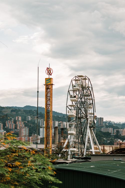 Vista urbana con noria en Medellín