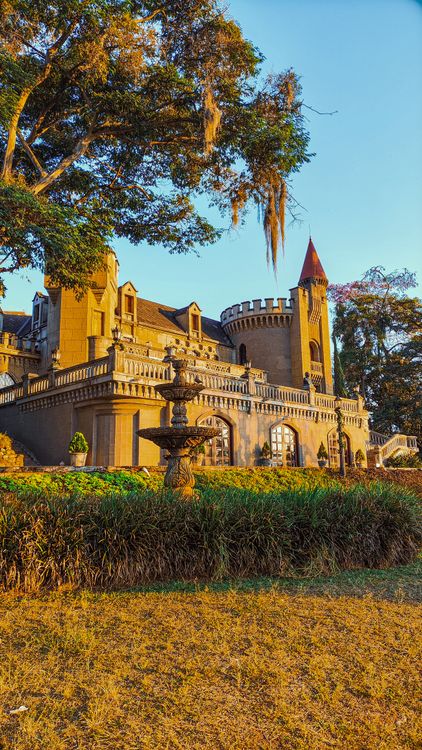 Museo El Castillo al atardecer en Medellín