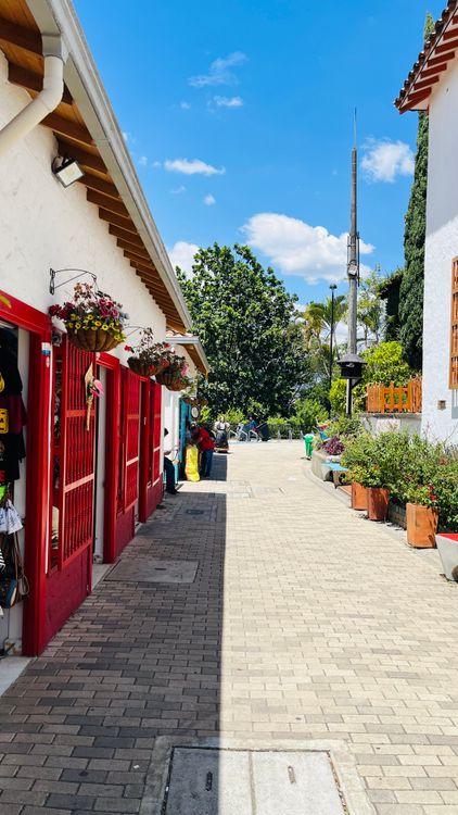 Calle colorida con flores en el Pueblito Paisa