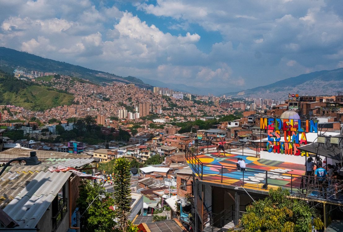 Panorámica de Medellín con montañas