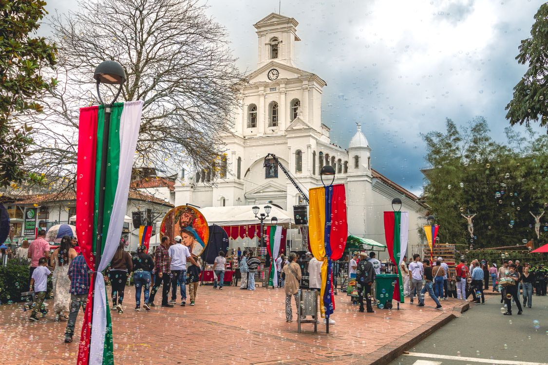 Celebración frente a la iglesia del Pueblito Paisa