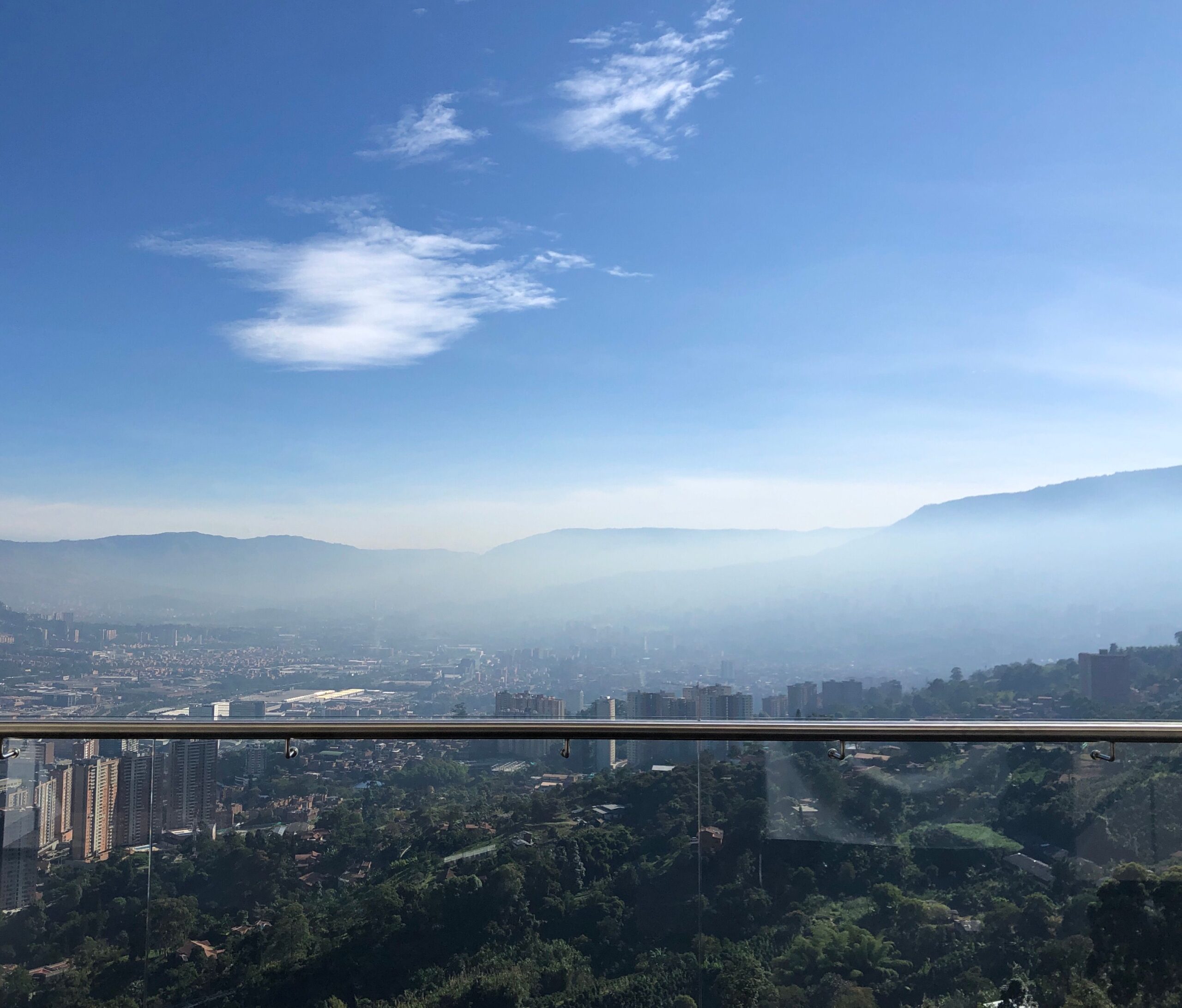 Vista panorámica de la ciudad con fondo de montañas nubladas