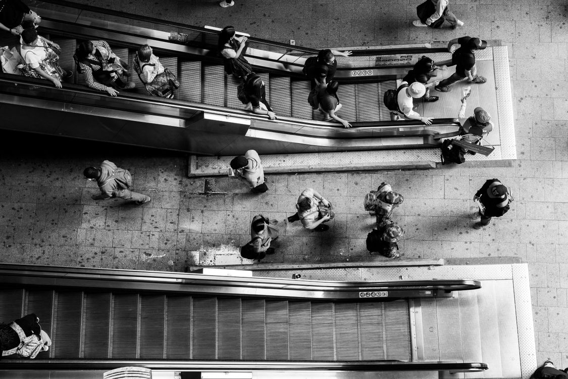 Estación del Metro de Medellín con escaleras eléctricas y pasajeros
