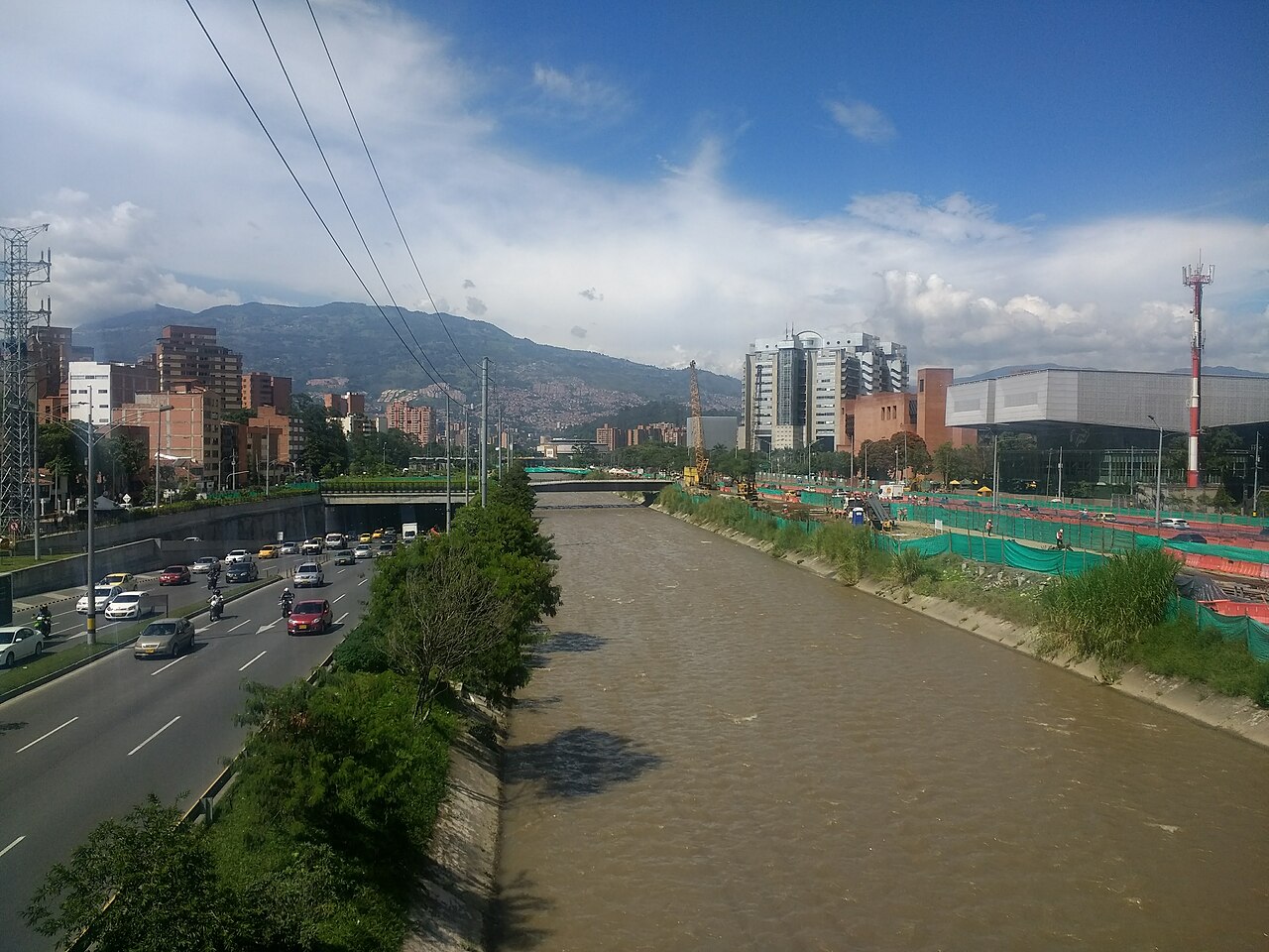 View of the Medellín River corridor from Avenida 33 in 2017, with the avenue, river and surrounding neighborhoods