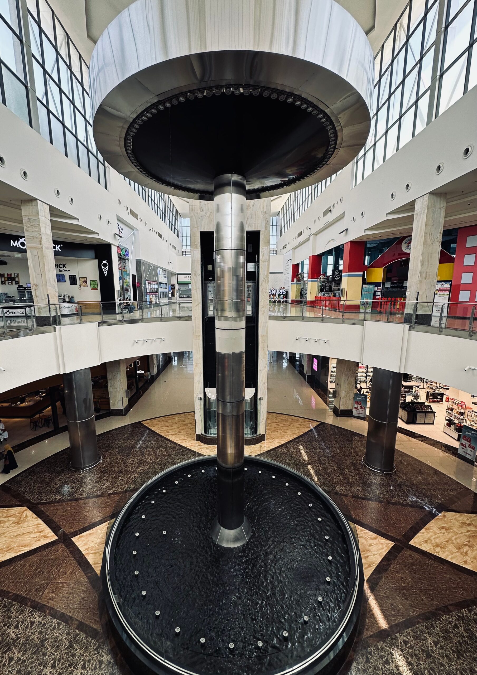 Centro Comercial Santa Fe Medellín - Interior con fuente